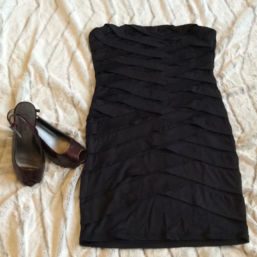 Nikibiki crisscross tube dress